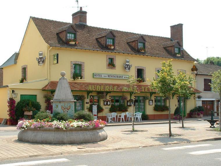 Logis Auberge A La Tete De Lard La Ferte-Imbault Exterior photo